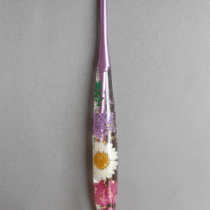 crochet ergonomique luxe – manche en résine "fleurs enchâssées"