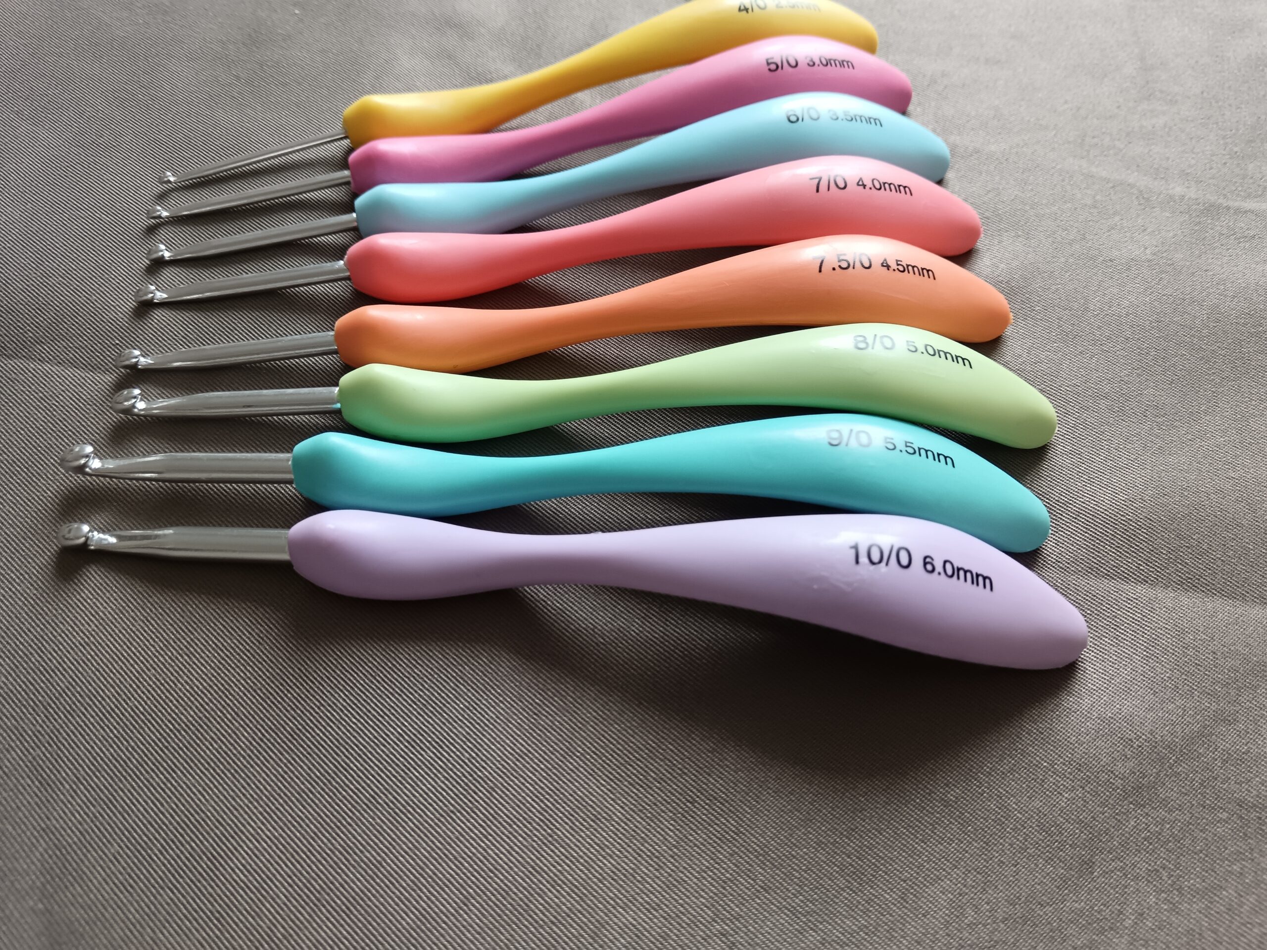 set de 8 crochets ergonomiques "pastel confort" à manche incurvé (2.5 mm à 6.0 mm)