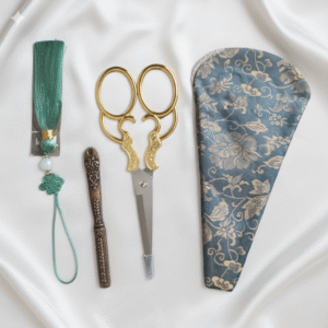 Kit 4 pièces – Ciseaux , Étui Fleuri , Découseur et Pompon Vintage  Doré